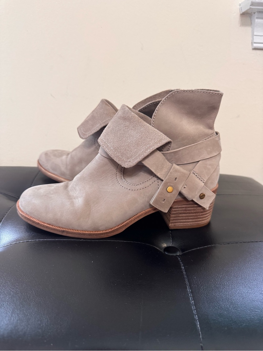 UGG Elora Boots Size 8 - Picture 4 of 13